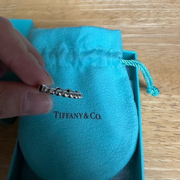 Tiffany & Co, black onyx sterling silver beaded band ring, size 7 - Picture 3 of 6